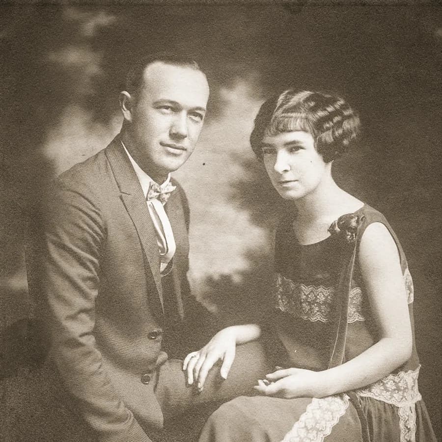 Retrato de estúdio de um casal jovem, nos anos 1920